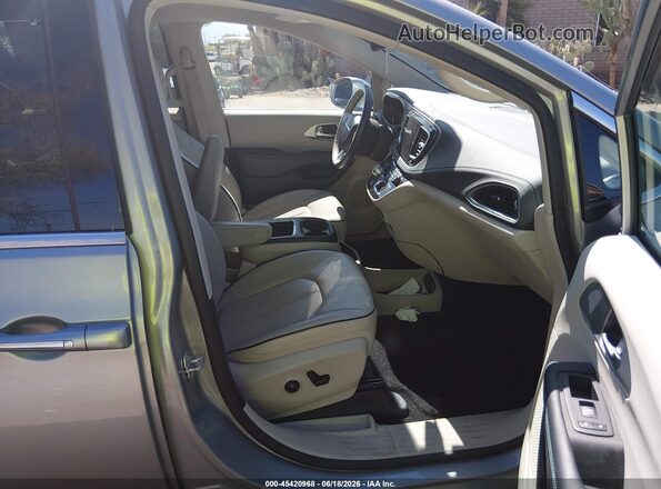 2C4RC1N76LR113648 2020 CHRYSLER PACIFICA Серебряный Вид салона спереди