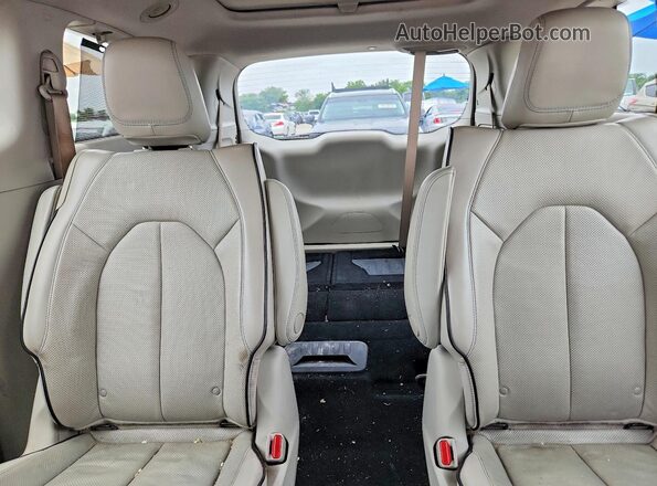 2C4RC1N77JR105569 2018 CHRYSLER PACIFICA Tan Vista de los asientos traseros