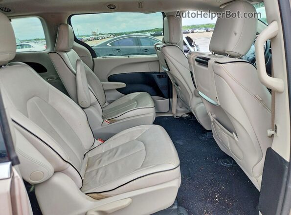 2C4RC1N77JR105569 2018 CHRYSLER PACIFICA Tan Vista interior trasera