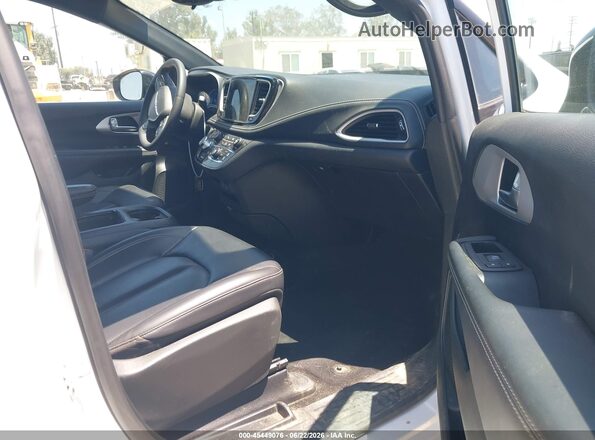 2C4RC1S74RR109255 2024 CHRYSLER PACIFICA White Front interior view