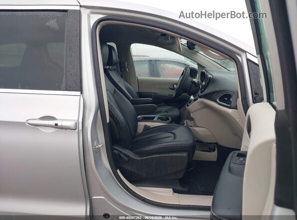 2C4RC1S7XRR150022 2024 CHRYSLER PACIFICA Silver Vista interior delantera