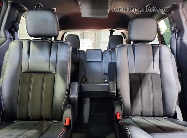 2C4RDGCG4LR241275 2020 DODGE GRAND Burgundy Rear seats view