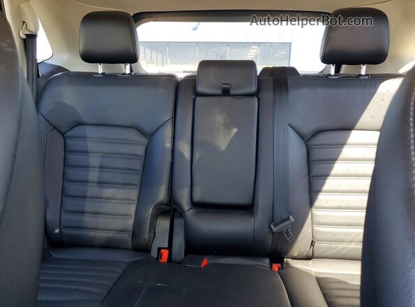 2FMPK4J91JBB04070 2018 FORD EDGE Blue Rear seats view