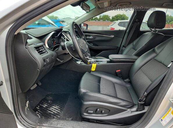 2G1105SA2J9121359 2018 CHEVROLET IMPALA Серебряный Вид салона спереди