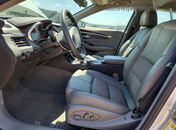 2G11Z5SA4J9104035 2018 CHEVROLET IMPALA Серебряный Вид салона спереди