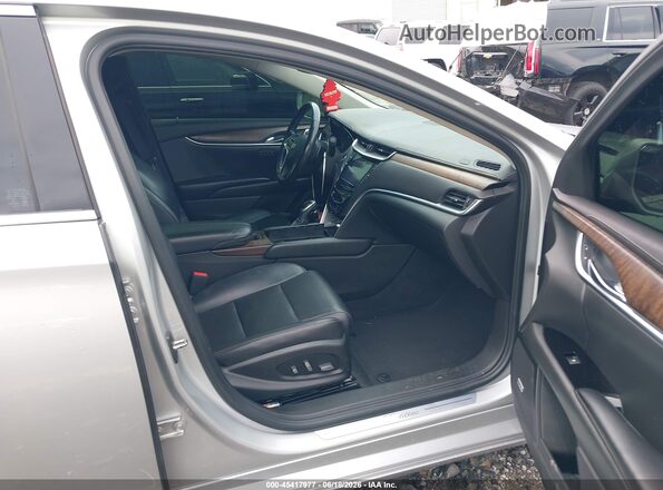 2G61M5S34J9140205 2018 CADILLAC XTS Серебряный Вид салона спереди