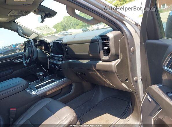2GCUDGED7P1116546 2023 CHEVROLET SILVERADO Серебряный Вид салона спереди