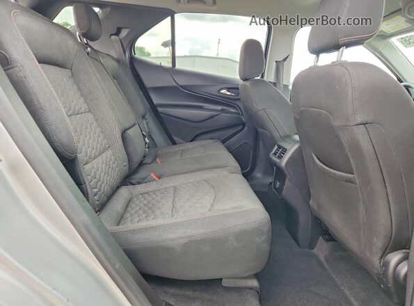 2GNAXKEX2J6265780 2018 CHEVROLET EQUINOX Silver Widok tylnych siedzeń