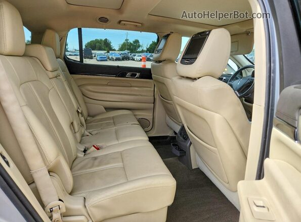 2LMHJ5AT5JBL01708 2018 LINCOLN MKT Silver Rear seats view