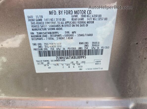 2LMHJ5AT5KBL00995 2019 LINCOLN MKT Tan Vista del compartimento del motor