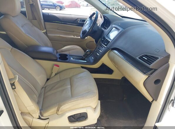 2LMHJ5AT6JBL02561 2018 LINCOLN MKT White Սալոնի դիմացի տեսք