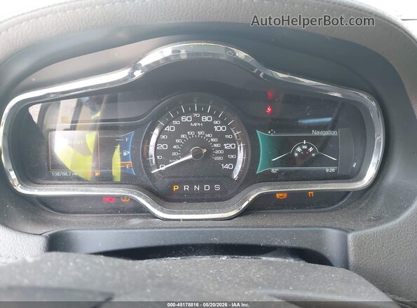 2LMHJ5AT6JBL02561 2018 LINCOLN MKT White Հետևի նստատեղերի տեսք