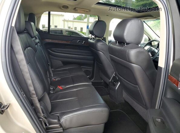 2LMHJ5FK1HBL00680 2017 LINCOLN MKT Beige Vista de los asientos traseros