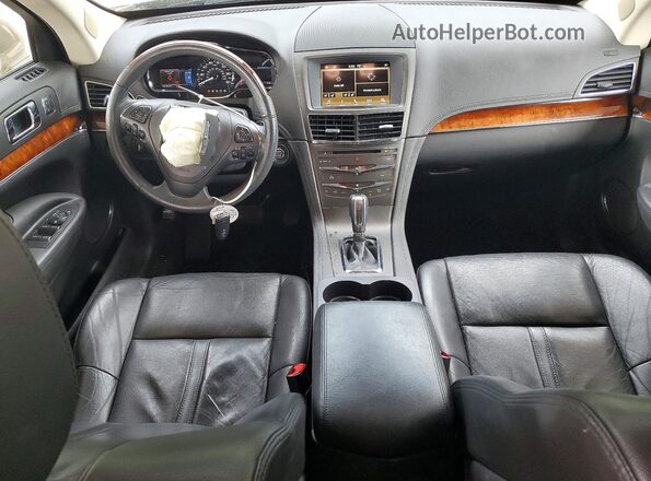 2LMHJ5FK1HBL00680 2017 LINCOLN MKT Beige Vista del salpicadero