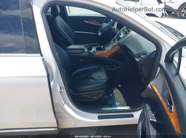 2LMPJ6K90KBL20107 2019 LINCOLN NAUTILUS White წინა სალონის ხედი