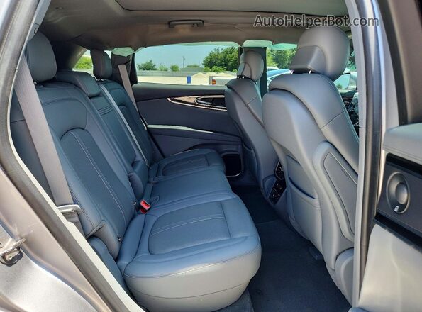 2LMPJ6K93NBL00132 2022 LINCOLN NAUTILUS Silver Rear seats view