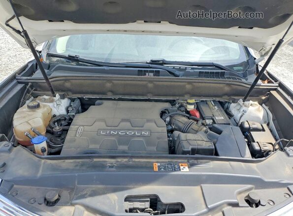 2LMPJ6KR6HBL18242 2017 LINCOLN MKX White Widok wnętrza z tyłu