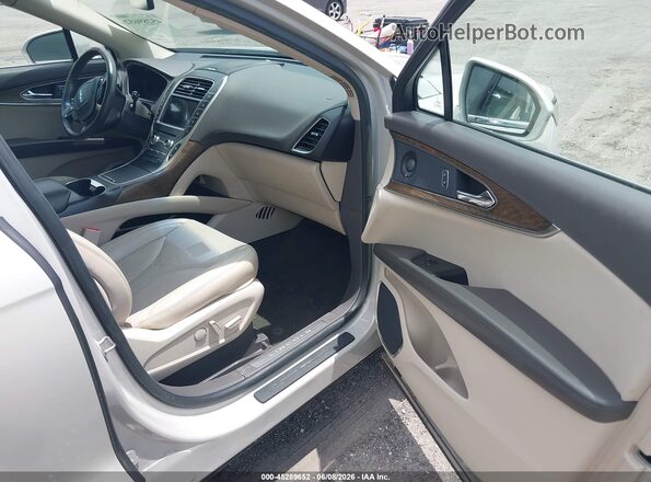 2LMPJ6L91KBL17022 2019 LINCOLN NAUTILUS White 