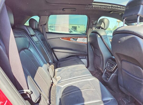 2LMPJ6L91KBL23239 2019 LINCOLN NAUTILUS Red Widok wnętrza z tyłu