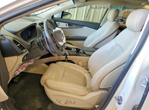 2LMPJ6L9XKBL23191 2019 LINCOLN NAUTILUS White Front interior view