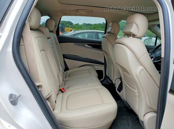 2LMPJ8L96KBL45605 2019 LINCOLN NAUTILUS White Вид задньої частини салону