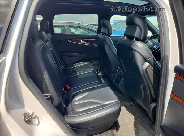 2LMPJ8LP1JBL38641 2018 LINCOLN MKX White Vista de los asientos traseros