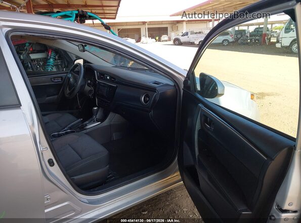 2T1BURHE0JC051006 2018 TOYOTA COROLLA Silver Widok wnętrza z przodu