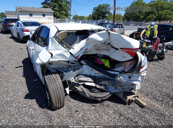2T1BURHE2JC010439 2018 TOYOTA COROLLA White Widok z przodu