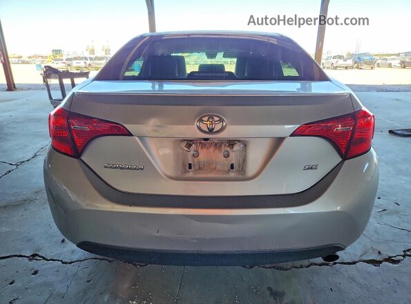 2T1BURHE2JC042159 2018 TOYOTA COROLLA Серебряный Вид сзади