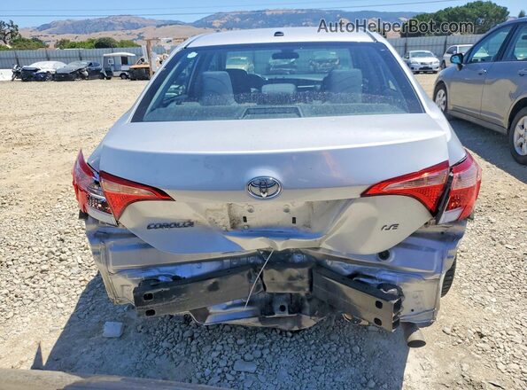 2T1BURHE2JC977066 2018 TOYOTA COROLLA Серебряный Вид сзади