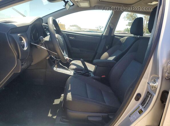 2T1BURHE2JC977066 2018 TOYOTA COROLLA Серебряный Вид салона спереди