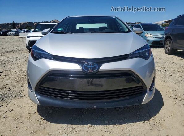 2T1BURHE2JC977066 2018 TOYOTA COROLLA Серебряный Вид спереди