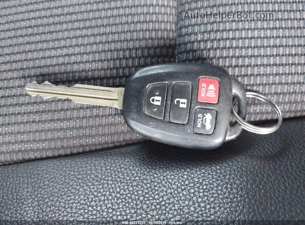 2T1BURHE3HC747725 2017 TOYOTA COROLLA Красный Вид панели приборов