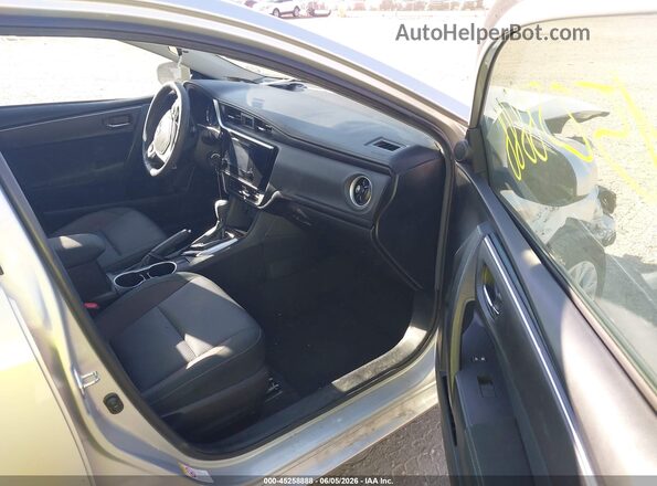 2T1BURHE3JC092956 2018 TOYOTA COROLLA Silver Widok wnętrza z przodu