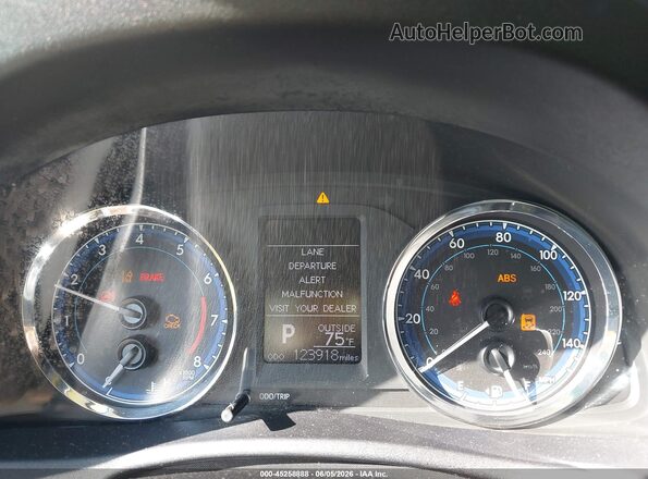 2T1BURHE3JC092956 2018 TOYOTA COROLLA Silver Widok tylnych siedzeń