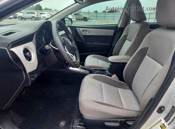 2T1BURHE6JC060986 2018 TOYOTA COROLLA Silver Front interior view