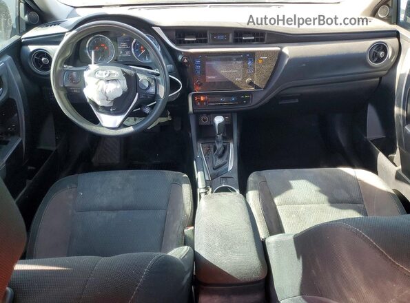 2T1BURHE8HC840546 2017 TOYOTA COROLLA Серебряный Вид панели приборов