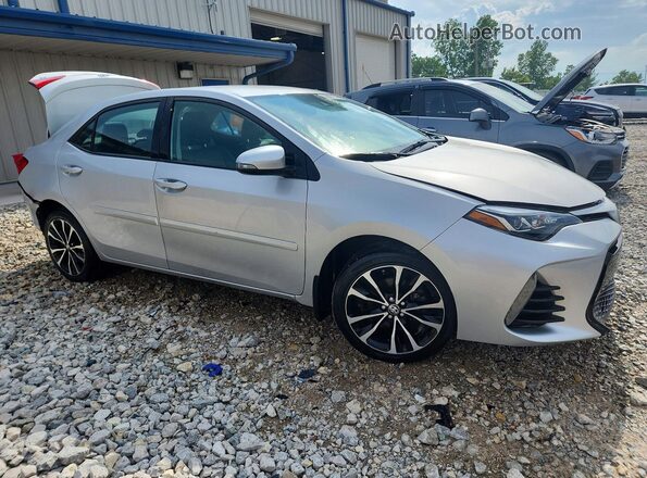 2T1BURHE9JC033216 2018 TOYOTA COROLLA Silver Front right
