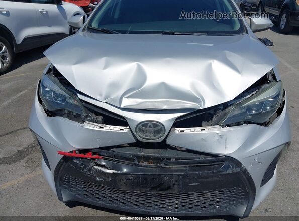 2T1BURHEXJC019082 2018 TOYOTA COROLLA Серебряный Вид спереди