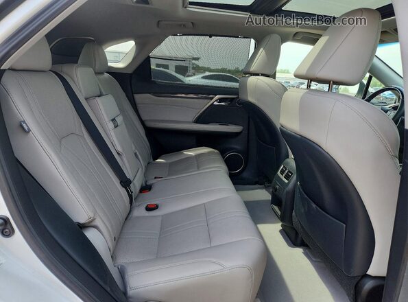 2T2BZMCA0HC116516 2017 LEXUS RX White Widok wnętrza z tyłu