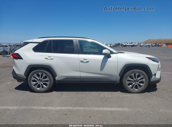 2T3A1RFV4NW317758 2022 TOYOTA RAV4 White Widok wnętrza z tyłu