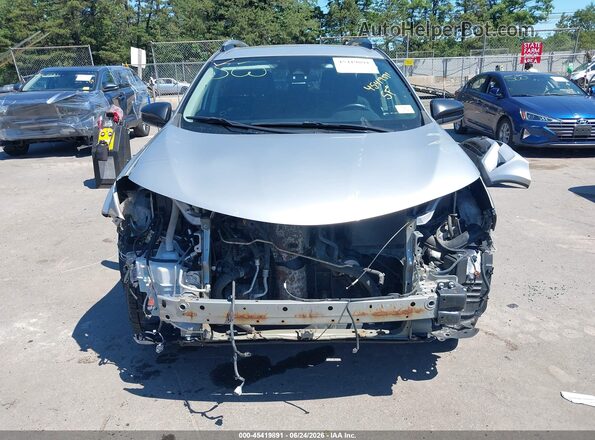 2T3BFREV1HW581273 2017 TOYOTA RAV4 Silver Widok wnętrza z tyłu