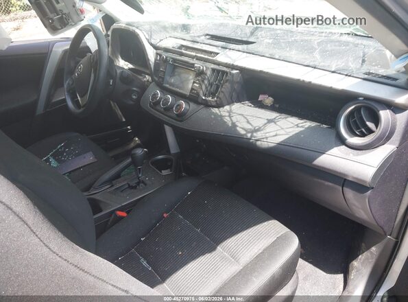2T3BFREV5HW580630 2017 TOYOTA RAV4 Silver Widok wnętrza z przodu