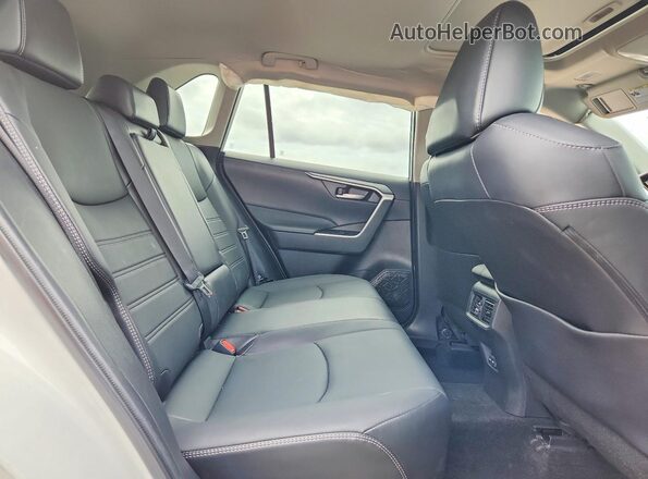 2T3C1RFV3NW220043 2022 TOYOTA RAV4 Белый Вид задней части салона