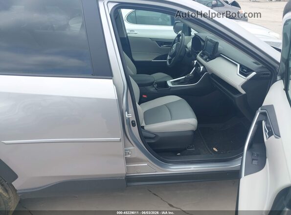 2T3C1RFV6NC212021 2022 TOYOTA RAV4 Silver Widok wnętrza z przodu
