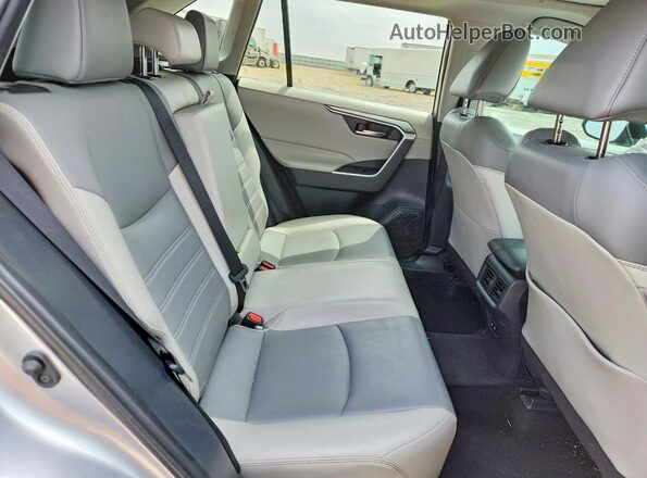 2T3C1RFV7KC008873 2019 TOYOTA RAV4 Серебряный Вид задней части салона