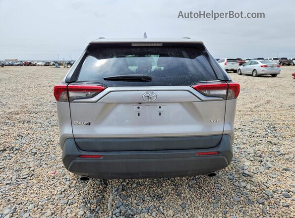 2T3C1RFV7KC008873 2019 TOYOTA RAV4 Серебряный Вид сзади