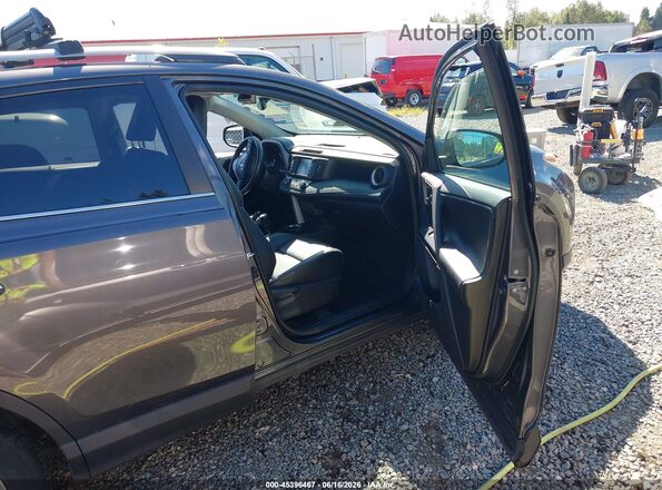 2T3DFREV1HW562957 2017 TOYOTA RAV4 Gray Вид салону спереду