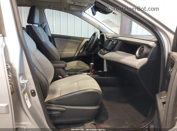 2T3DFREV3HW578920 2017 TOYOTA RAV4 Серебряный Вид салона спереди