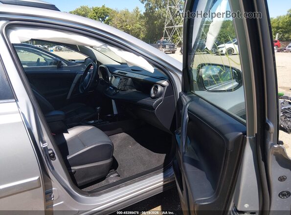 2T3DFREV8HW670010 2017 TOYOTA RAV4 Серебряный Вид салона спереди